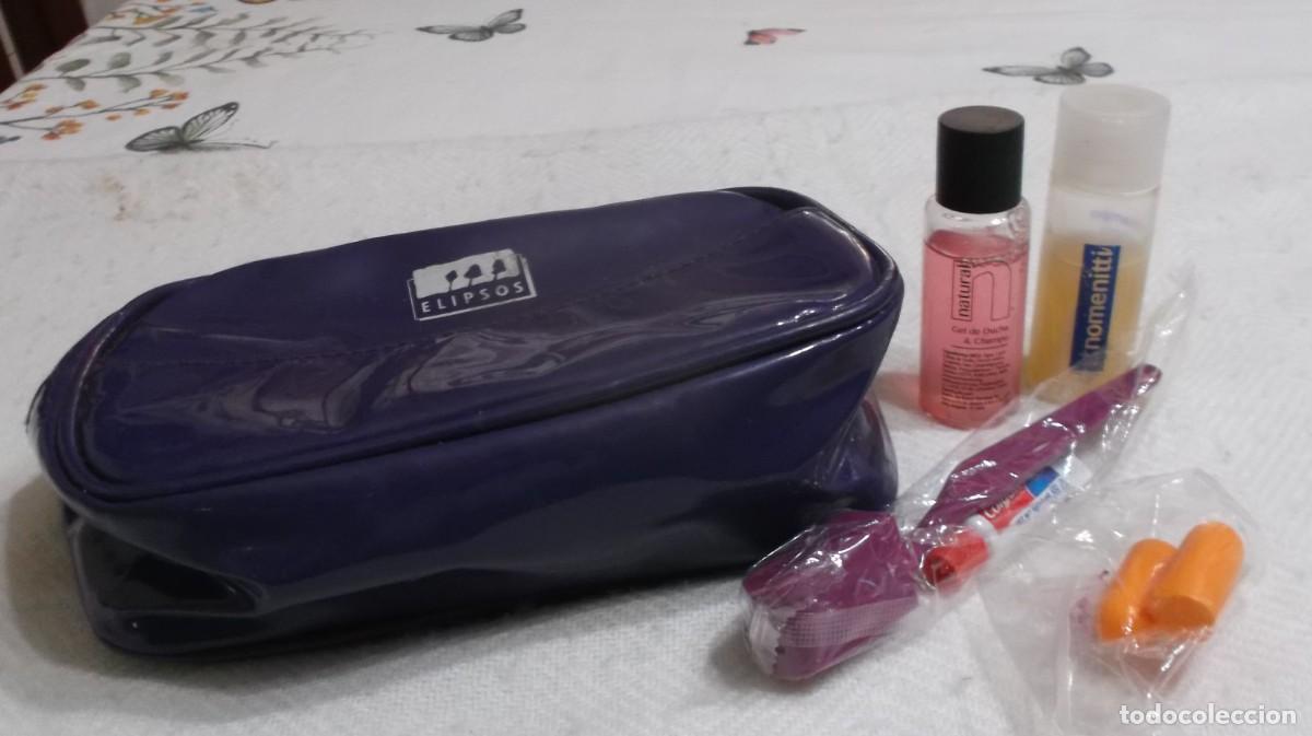 Segunda mano: neceser plastificado con varias cosas de aseo - Foto 1
