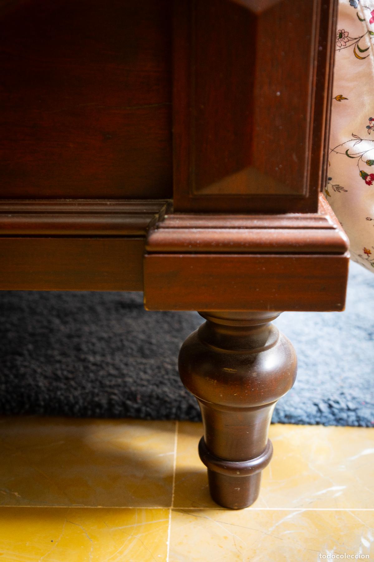 Segunda mano: Dormitorio completo, estilo cl&aacute;sico, artesanal de madera noble - Foto 11