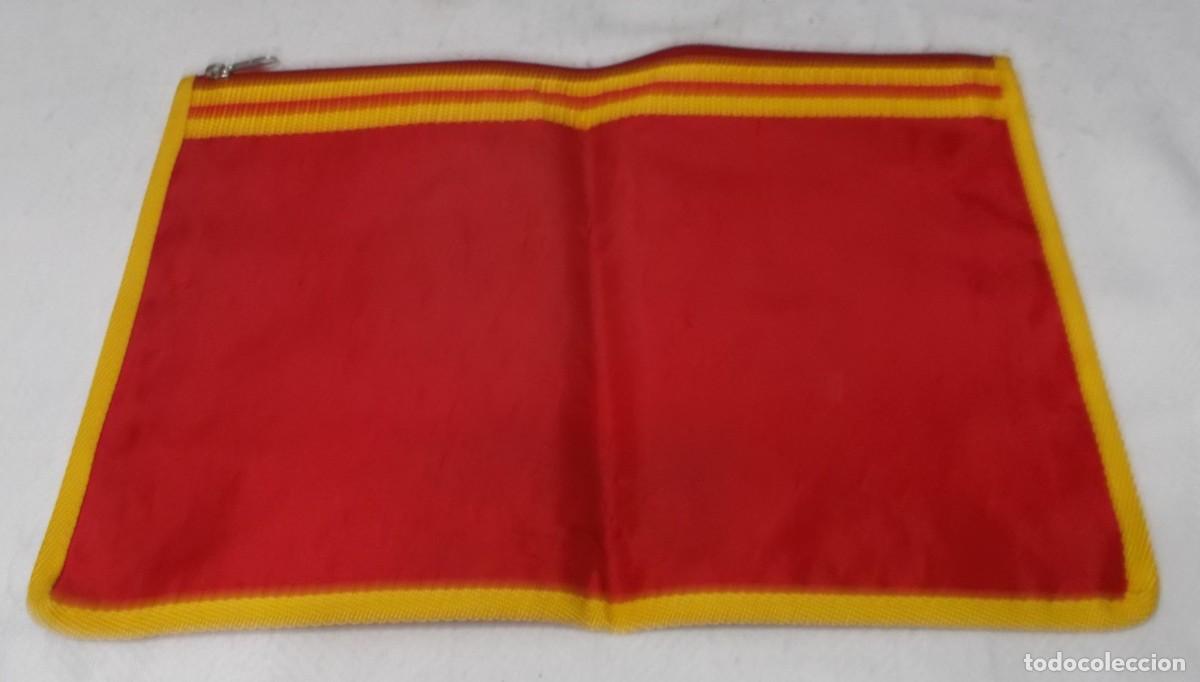 Segunda mano: porta documentos de tela con los colores de Espa&ntilde;a - Foto 1