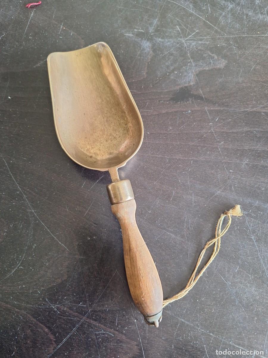 Segunda mano: Pala cazo cucharon vintage para harina de bronce - Foto 1