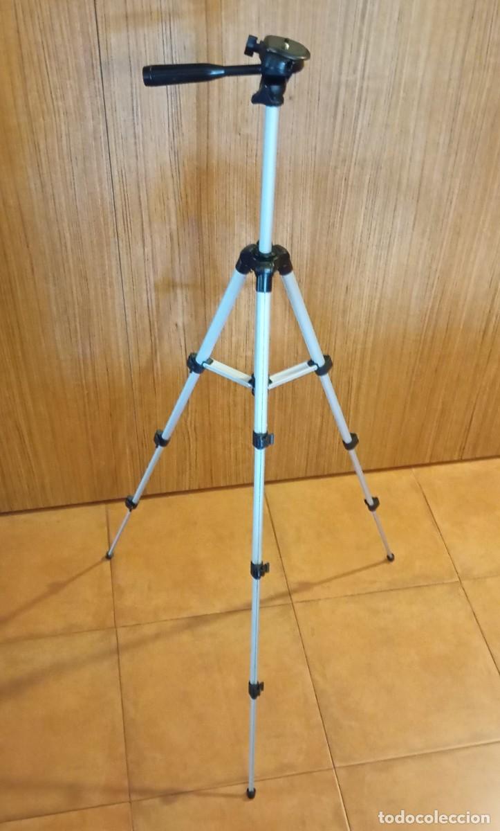 Segunda mano: Tr&iacute;pode de aluminio con un dise&ntilde;o ligero y pr&aacute;ctico - Foto 1