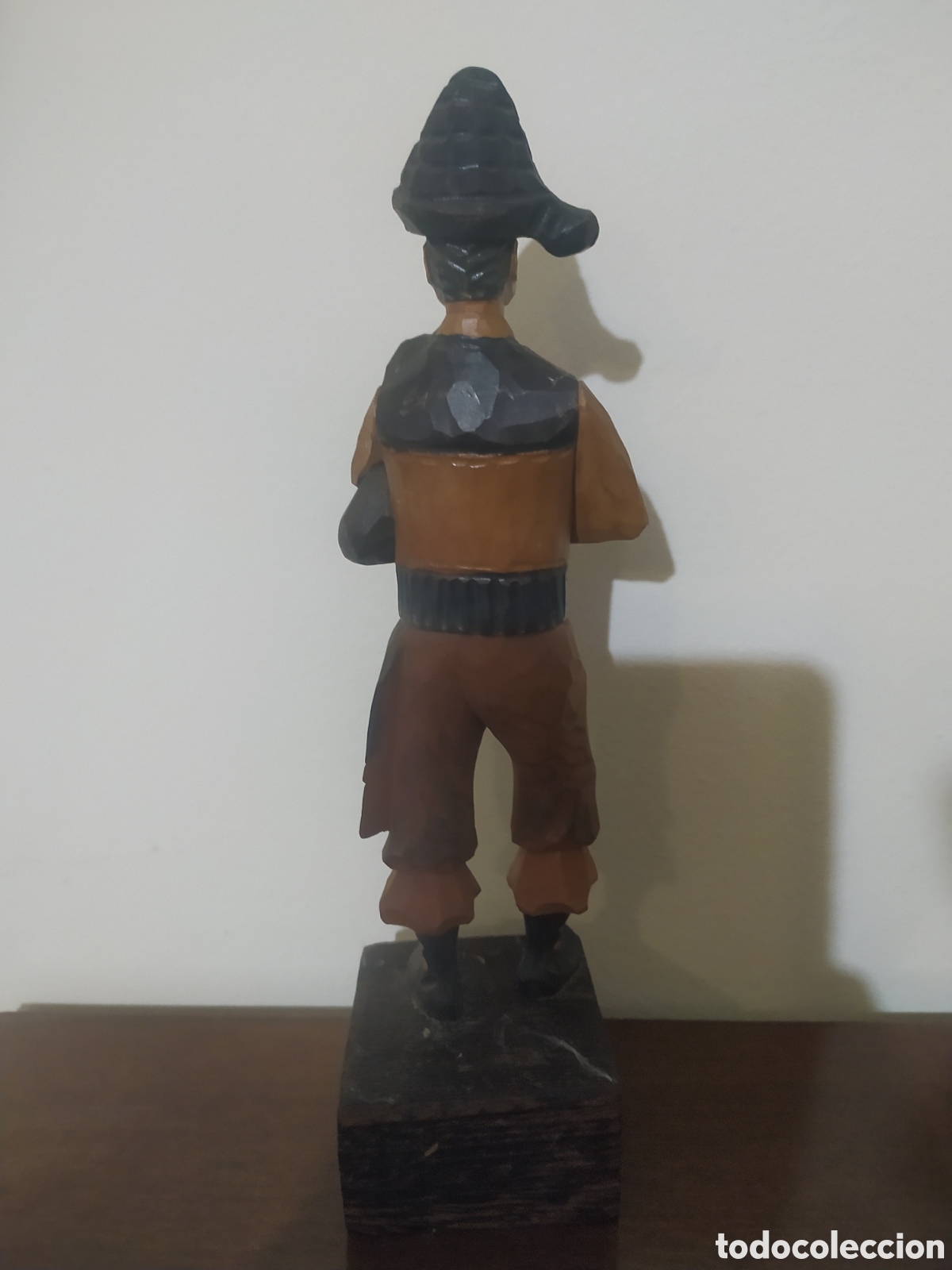 Segunda mano: Figura de madera con pedestal. Se&ntilde;or tocando gaita - Foto 2