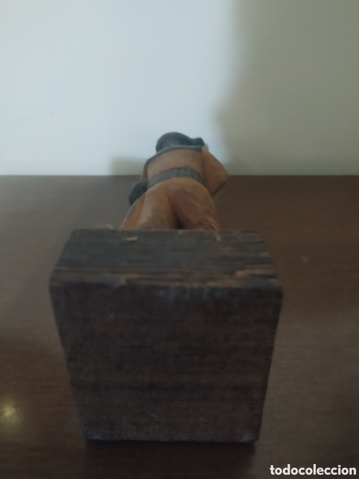 Segunda mano: Figura de madera con pedestal. Se&ntilde;or tocando gaita - Foto 3