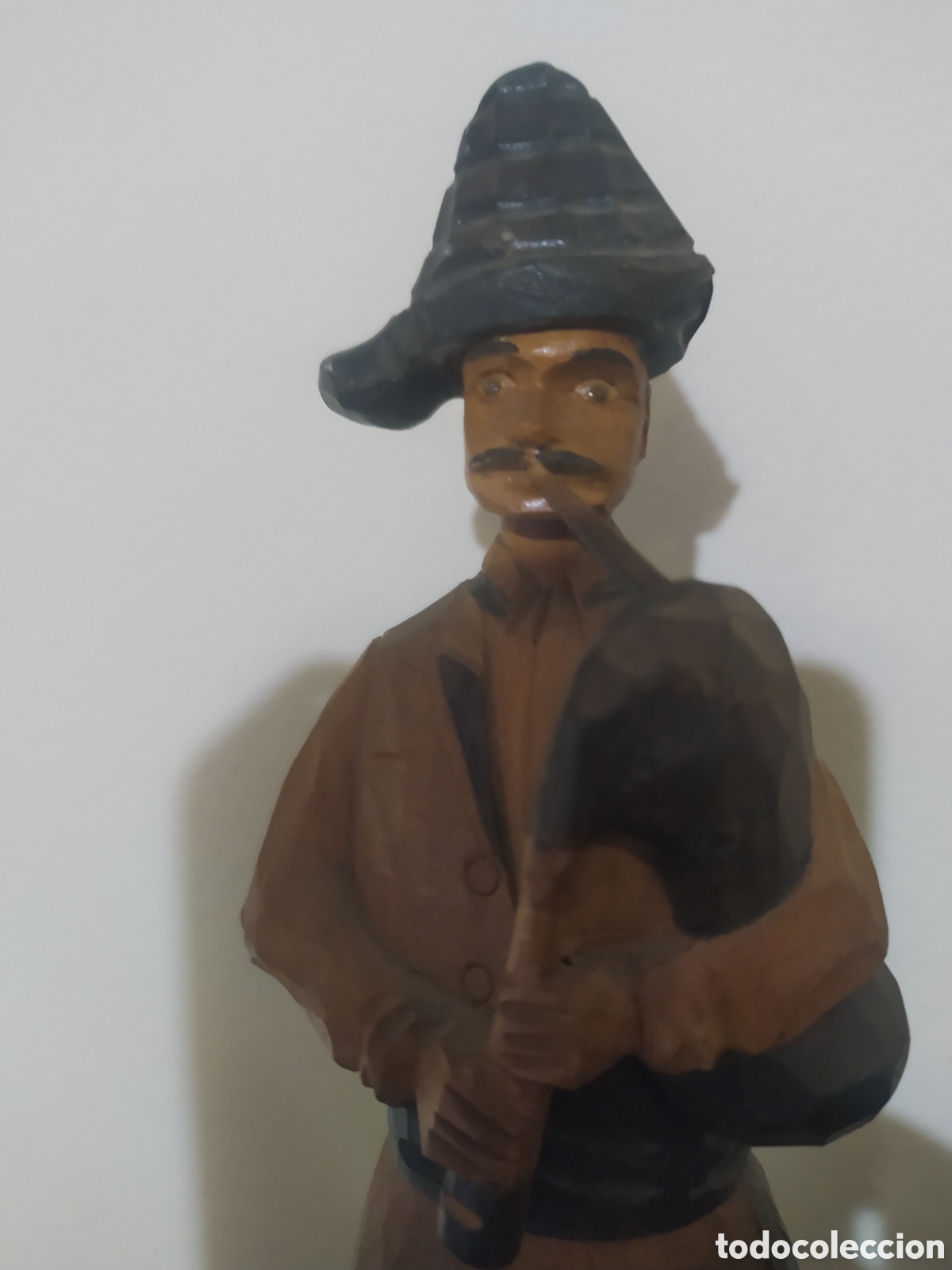 Segunda mano: Figura de madera con pedestal. Se&ntilde;or tocando gaita - Foto 4