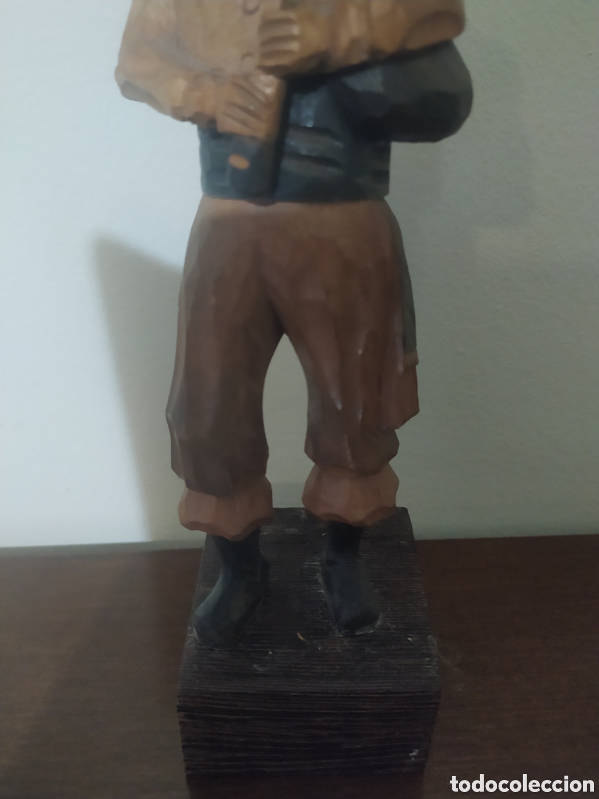 Segunda mano: Figura de madera con pedestal. Se&ntilde;or tocando gaita - Foto 5