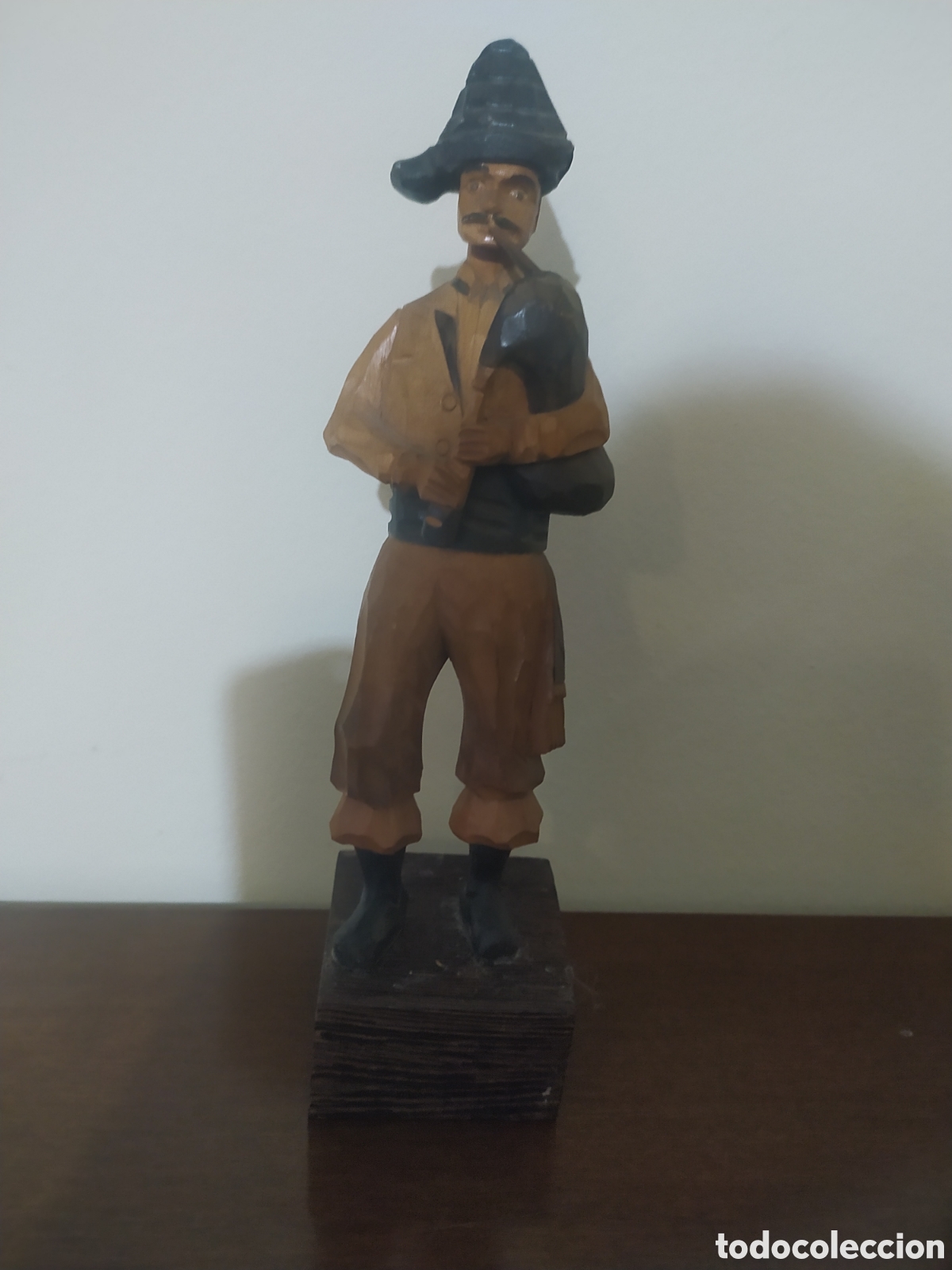 Segunda mano: Figura de madera con pedestal. Se&ntilde;or tocando gaita - Foto 6