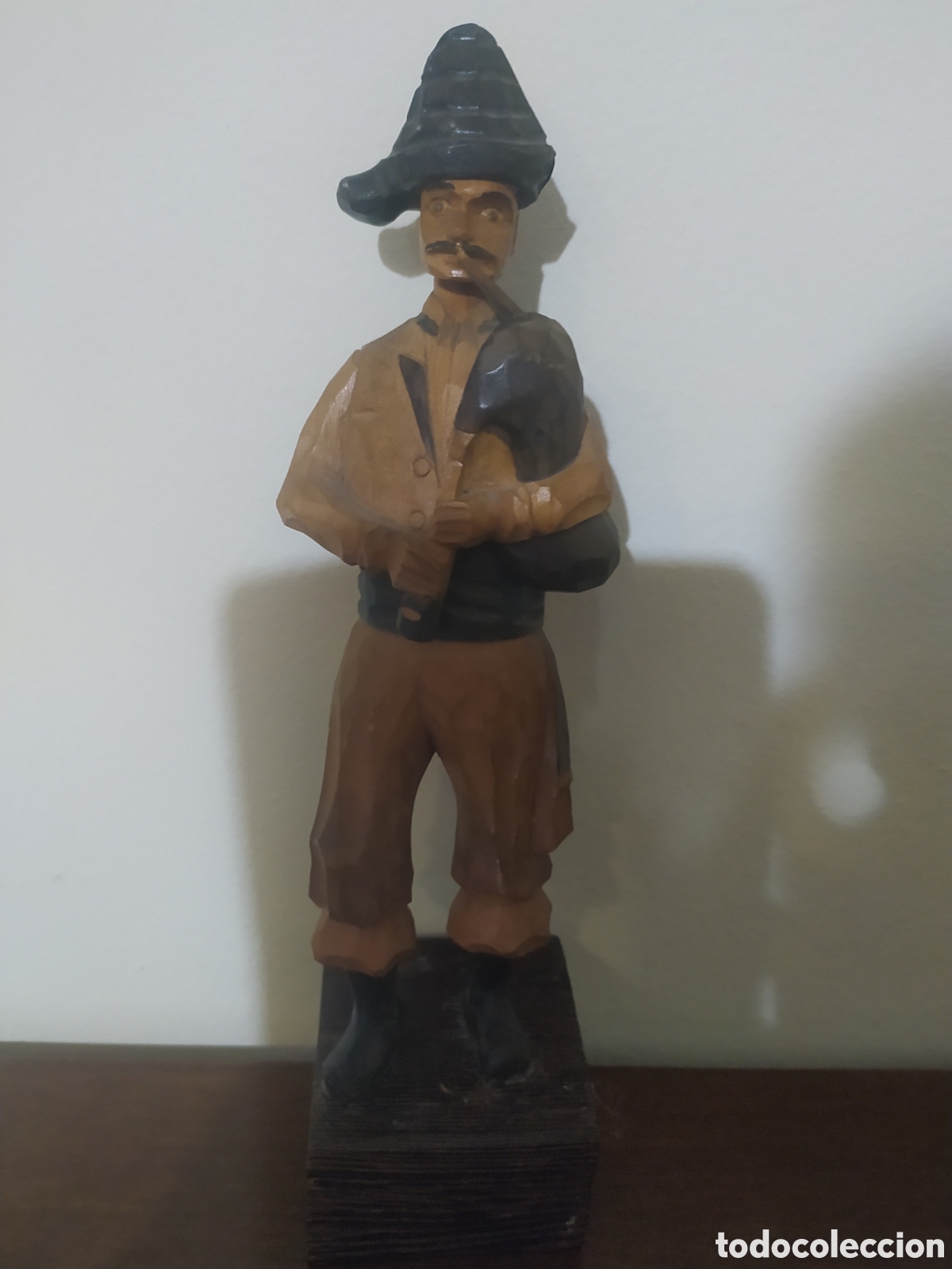 Segunda mano: Figura de madera con pedestal. Se&ntilde;or tocando gaita - Foto 1
