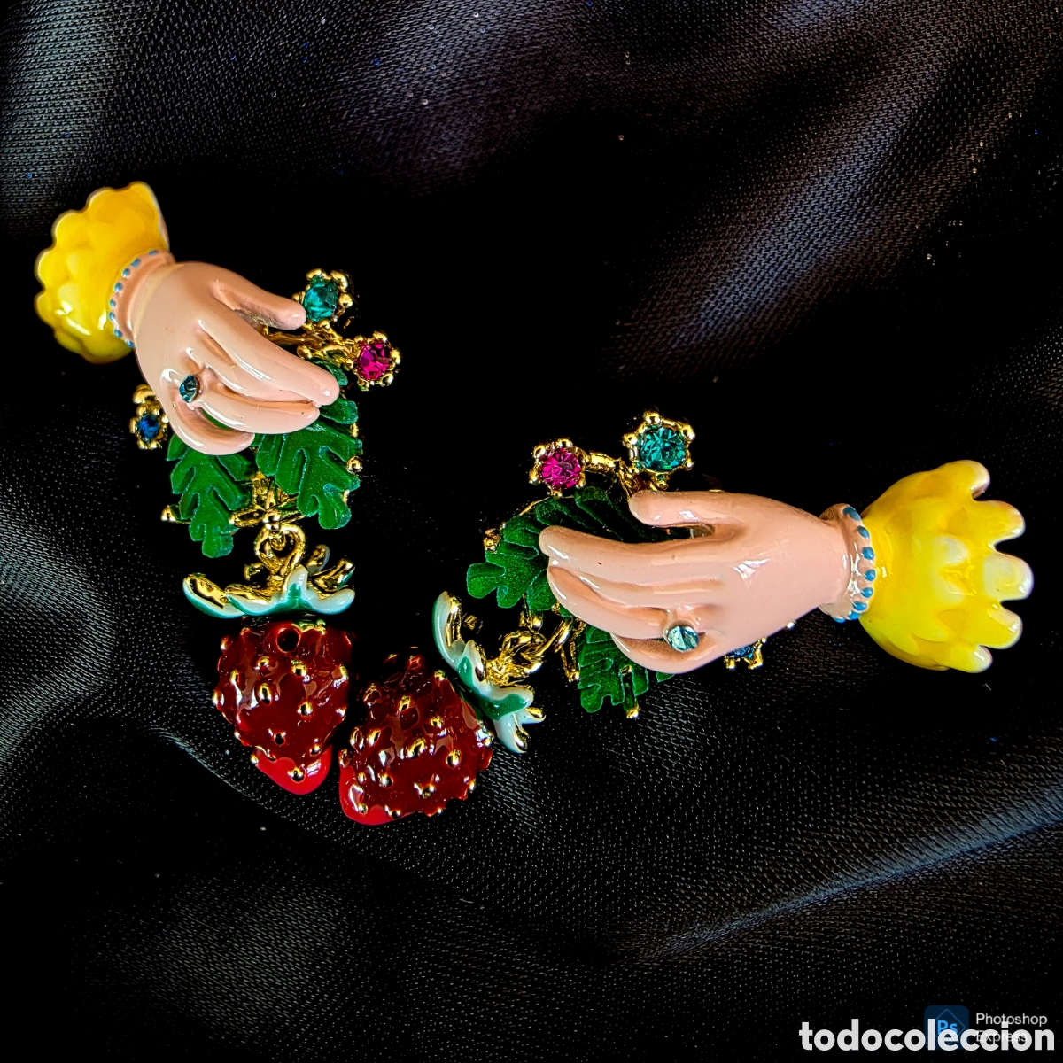 Segunda mano: Pendientes Manos con Fresas y Flores - Foto 1