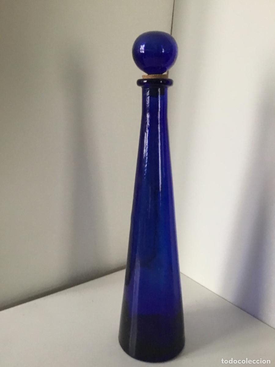 Segunda mano: Botella decorativa de cristal azul - Foto 1