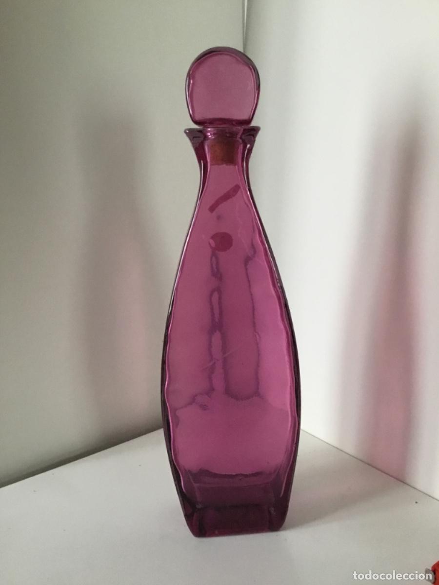 Segunda mano: Botella decorativa de cristal rosa - Foto 1