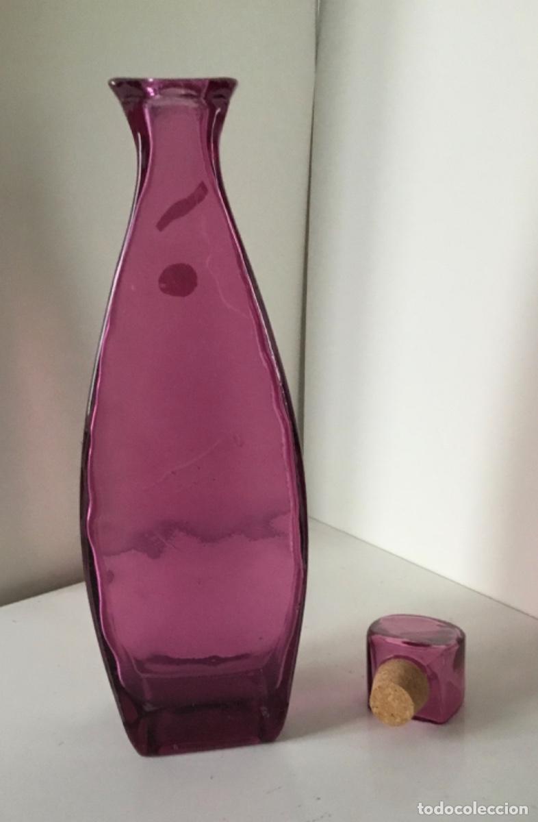 Segunda mano: Botella decorativa de cristal rosa - Foto 2