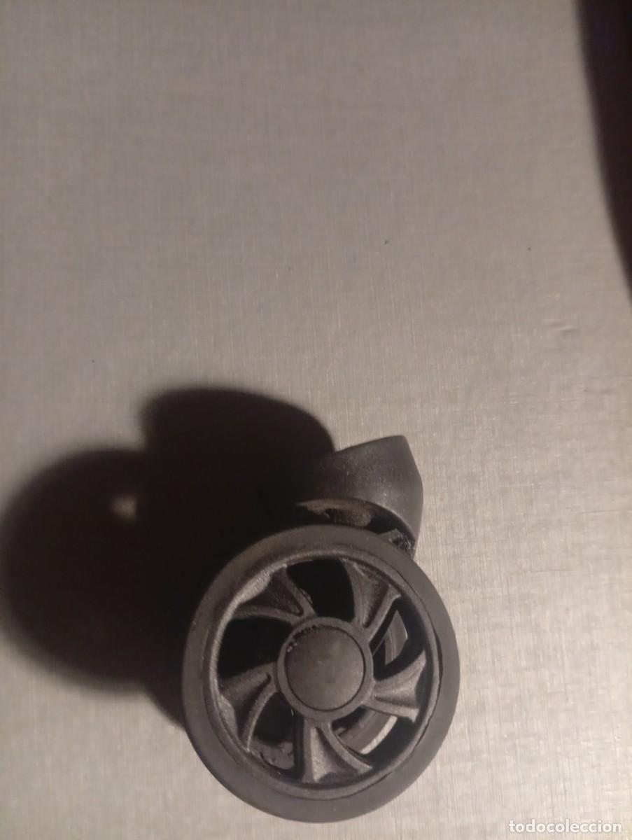 Segunda mano: Rueda de maleta.............. - Foto 1