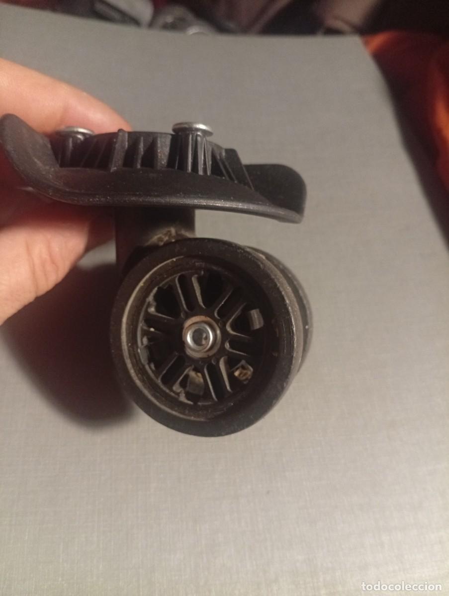 Segunda mano: Rueda de maleta.............. - Foto 1