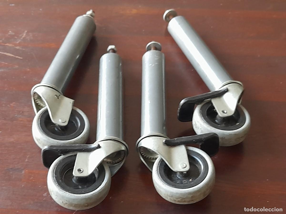 Second-Hand: Juego de cuatro patas vintage con rueda con frenos para sujetar a somier con tornillo pasante