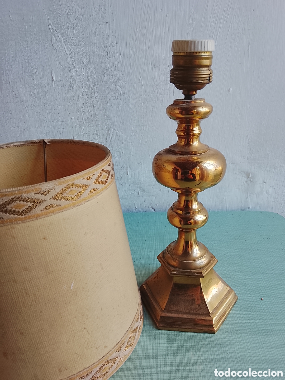 Segunda mano: Antigua l&aacute;mpara con pie de bronce. - Foto 4
