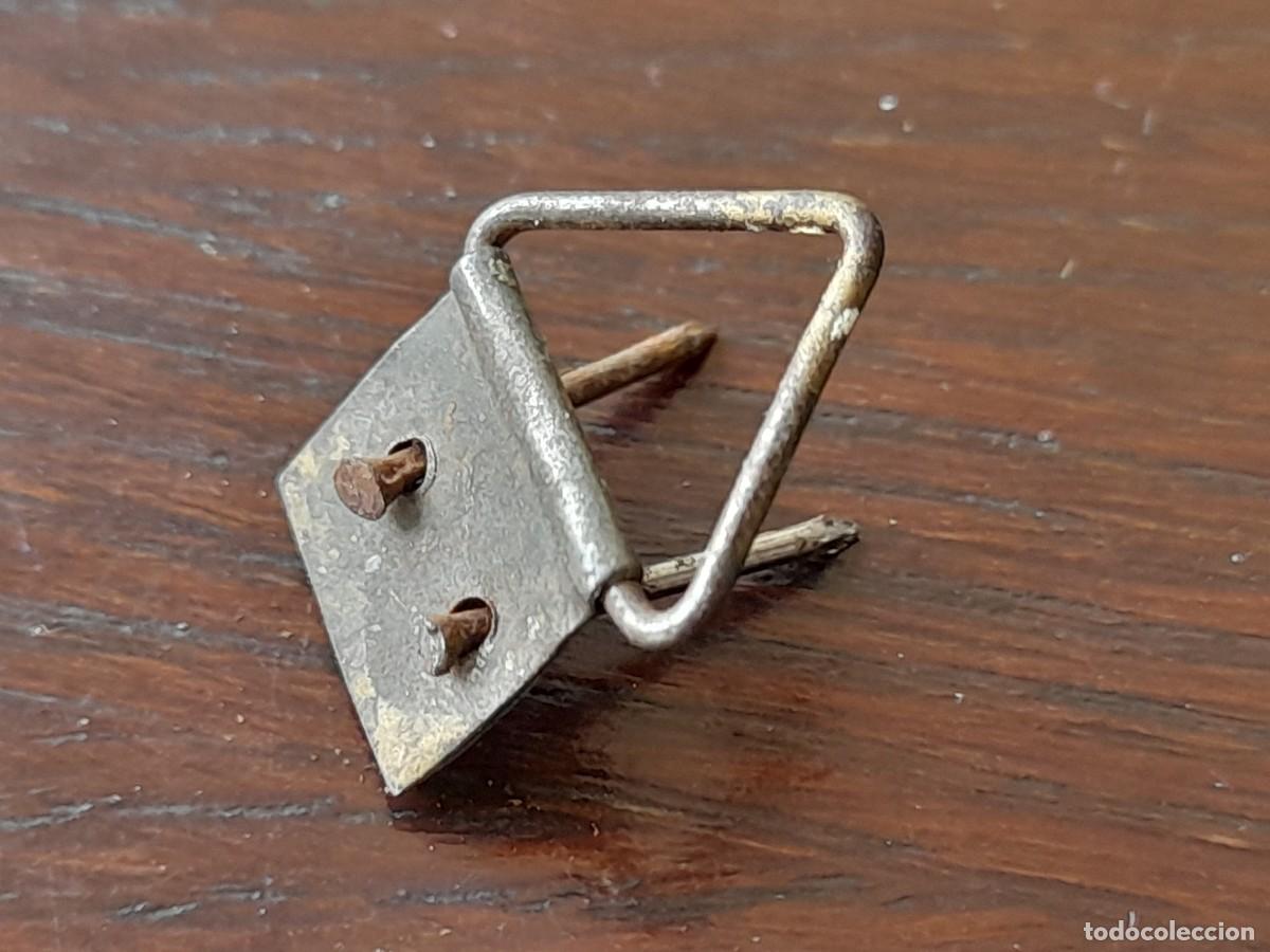 Segunda mano: Gancho triangular metalico para colgar objetos peque&ntilde;o objeto de poco peso - Foto 2