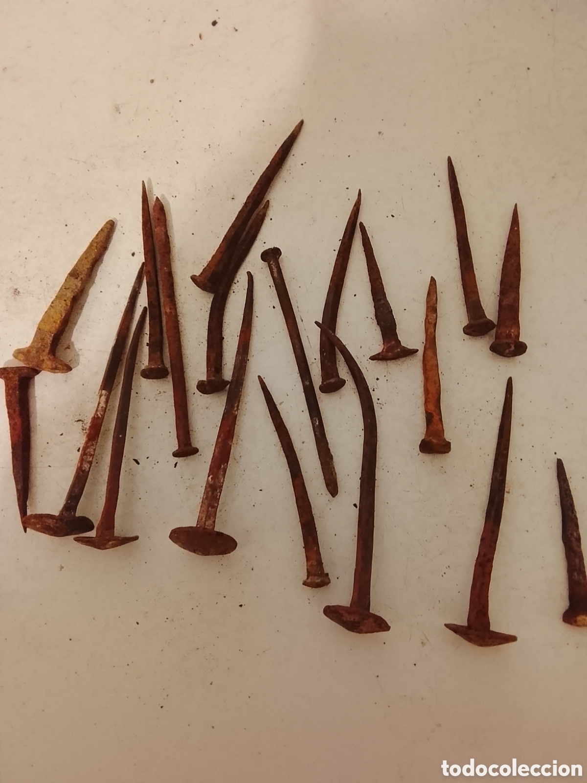 Segunda mano: Conjunto de 19 clavos de port&oacute;n antiguo de m&aacute;s de 100 a&ntilde;os.