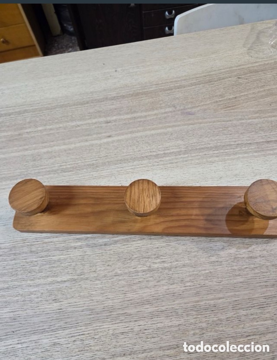 Segunda mano: Perchero de madera tres ganchos - Foto 2