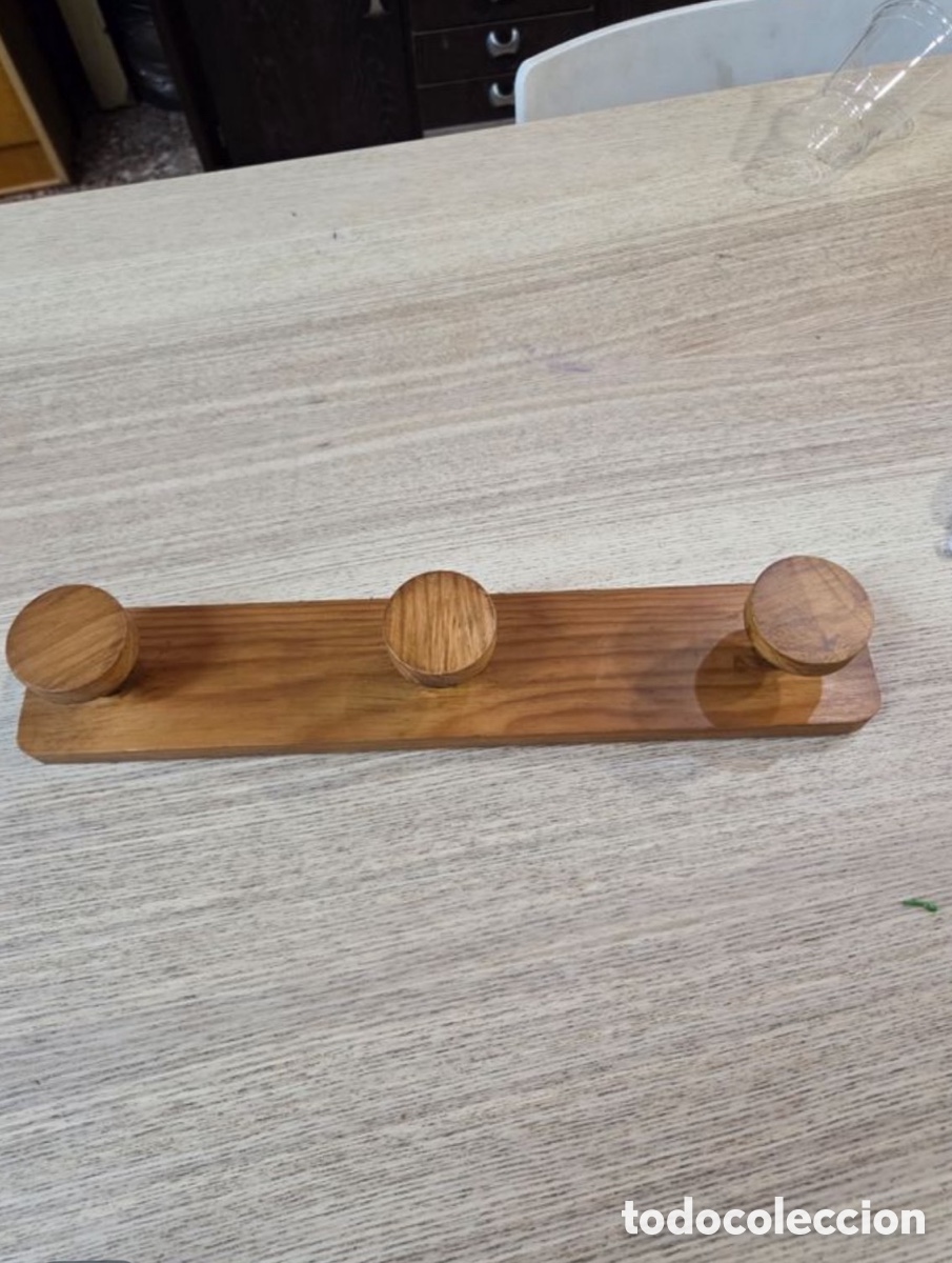 Segunda mano: Perchero de madera tres ganchos - Foto 1