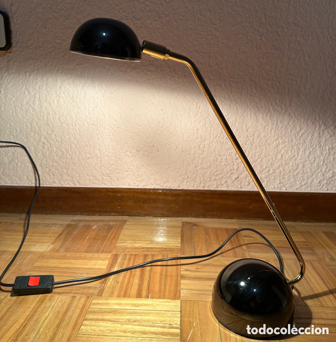 Segunda mano: L&aacute;mpara de mesa metal negro dorado - Foto 1