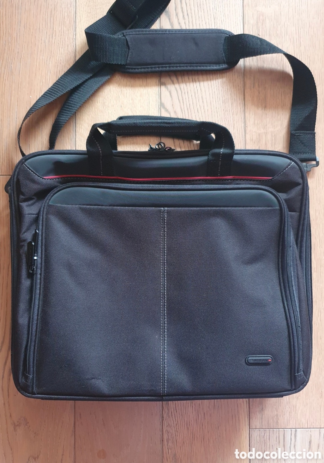 Segunda Mano: Maletin para ordenador port&aacute;til de hasta 15,6 pulgadas, marca Targus de la serie Classic Clamshell.