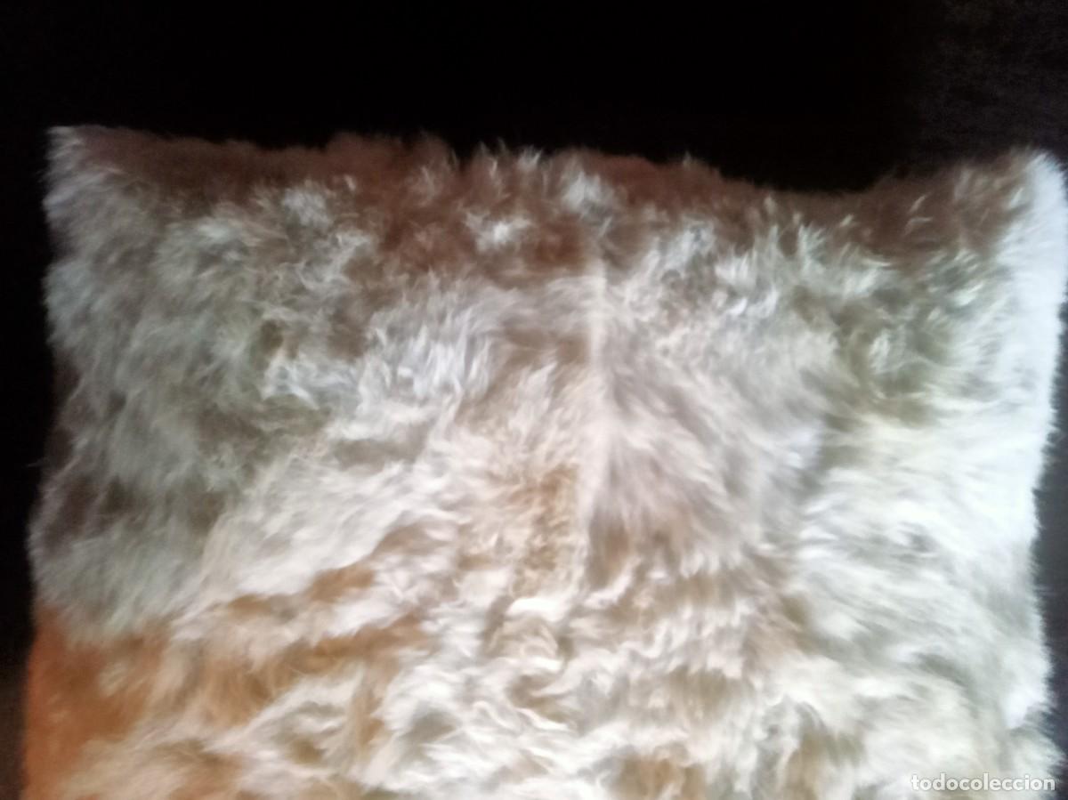 Segunda mano: Cojin piel conejo en beig - Foto 3