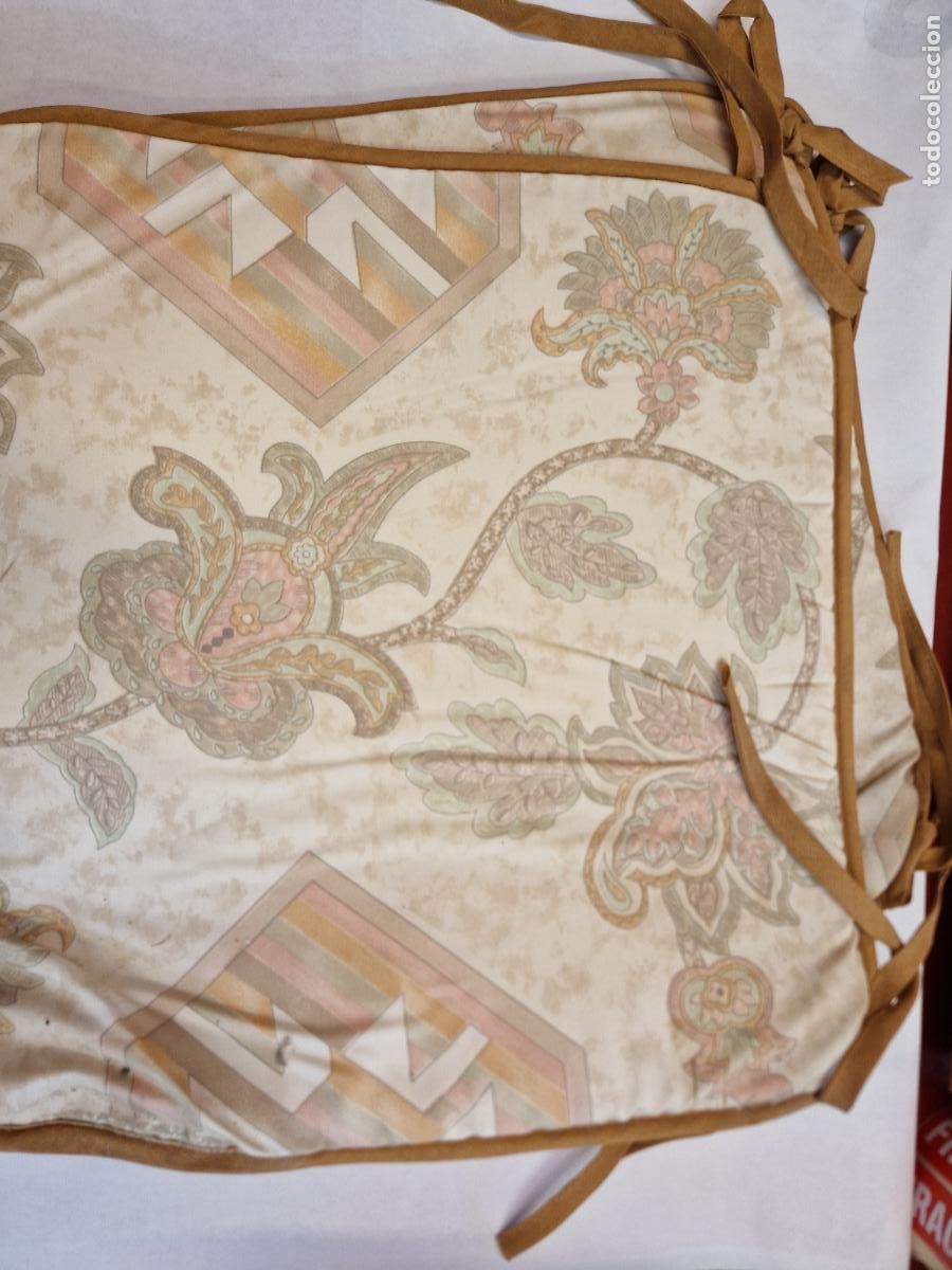 Segunda Mano: 3 BONITOS COJINES PARA SILLA. COLOR CREMA, ESTAMPADO DE FLORES.