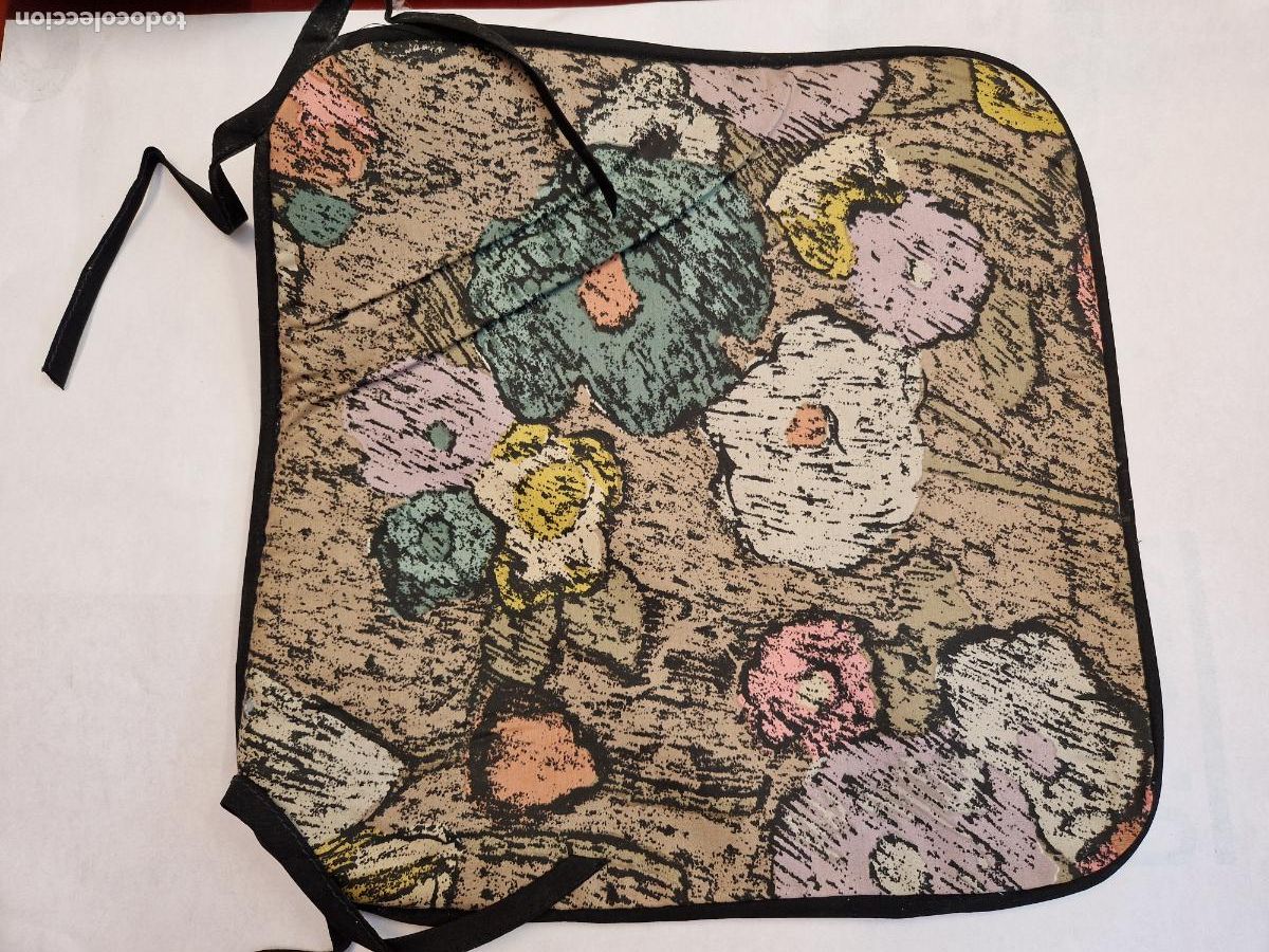 Segunda Mano: 2 BONITOS COJINES PARA SILLA. COLOR CAFE. ESTAMPADO DE FLORES.