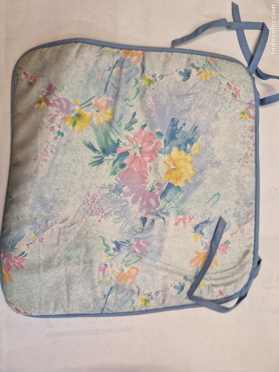 Segunda Mano: BONITO COJIN PARA SILLA. COLOR AZUL ESTAMPADO DE FLORES.