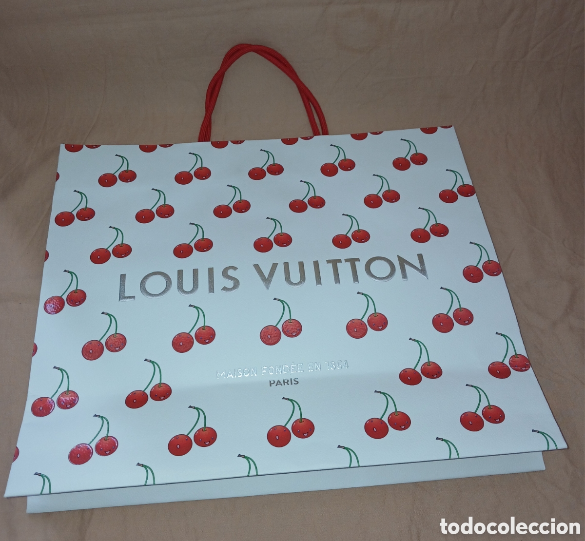 Segunda Mano: Bolsa compras marca Louis Vuitton con un estampado de cerezas colecci&oacute;n Murakami.&nbsp;2025. Cherry