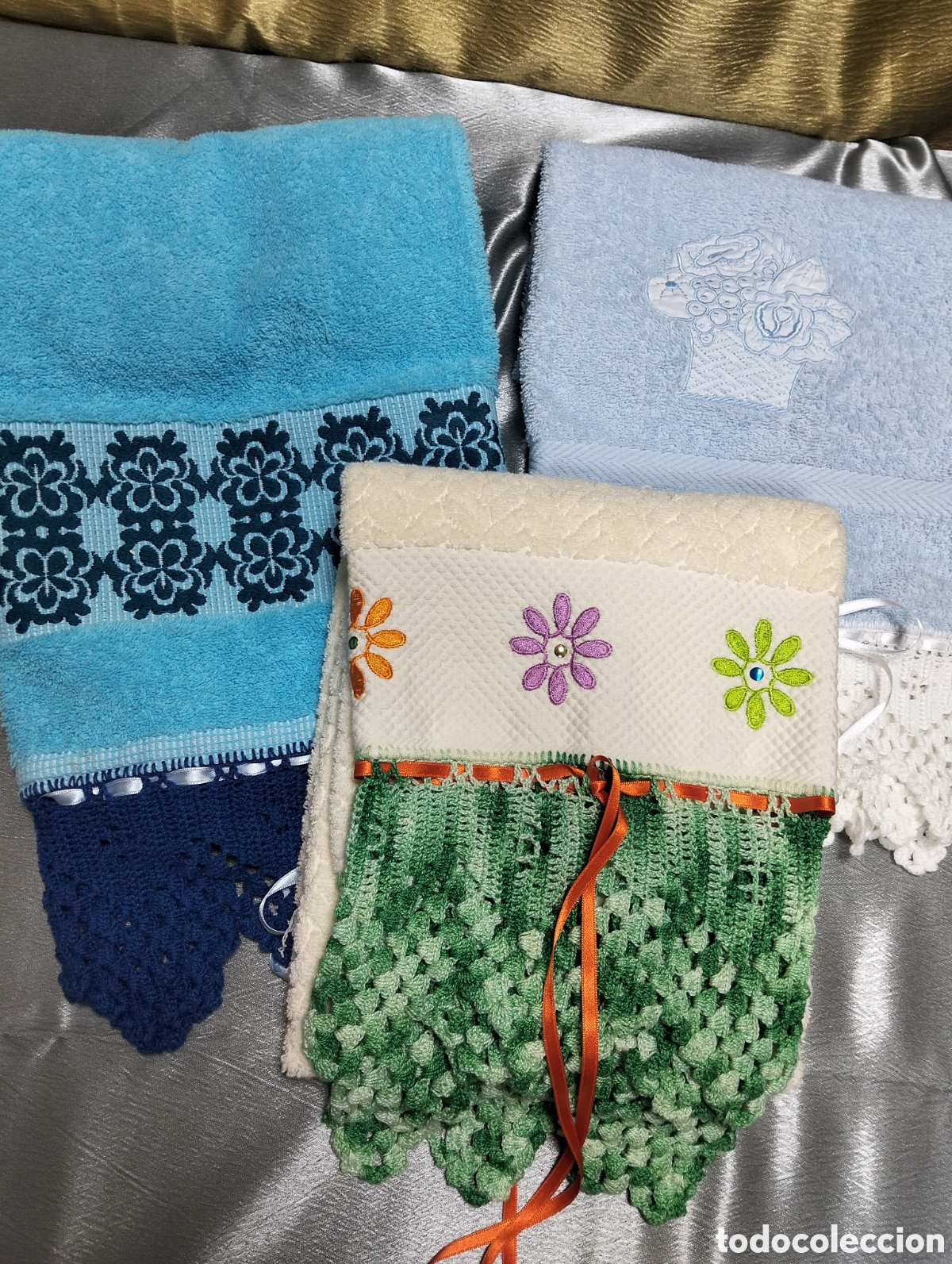 Seconda Mano: Juego de 3 toallas con ganchillo hecho a mano &ndash; Algod&oacute;n &ndash; Colores variados &ndash; Lavadas sin uso vintage