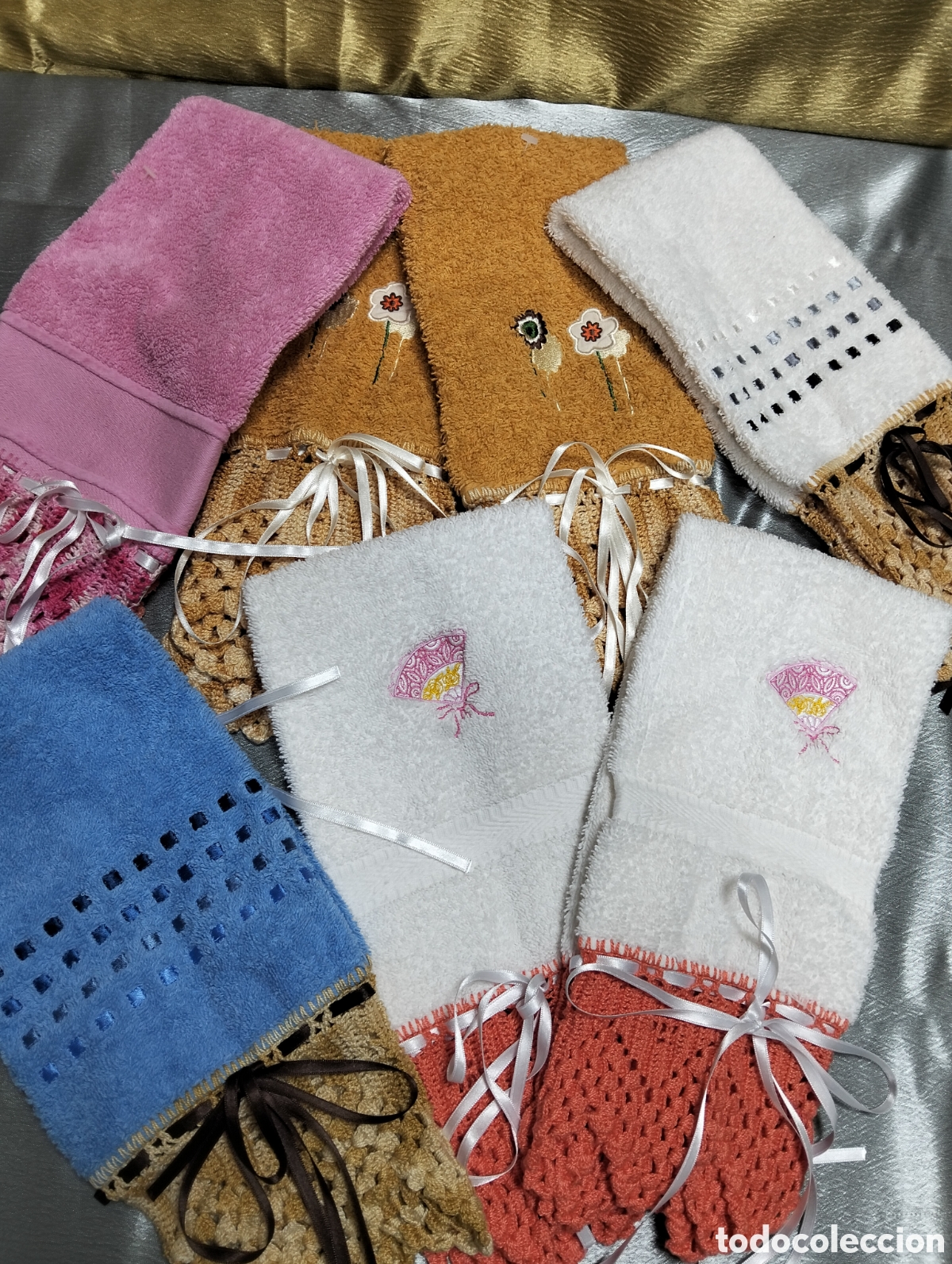 Seconda Mano: Juego de toallas de distintos colores &ndash; Algod&oacute;n &ndash; Con ganchillo artesanal &ndash; Lavadas sin uso vintage