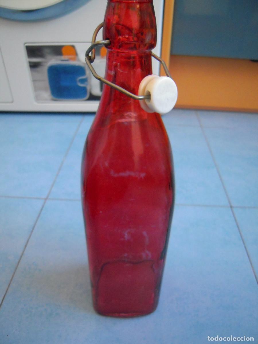 Segunda Mano: Botella de vidrio rellenable roja