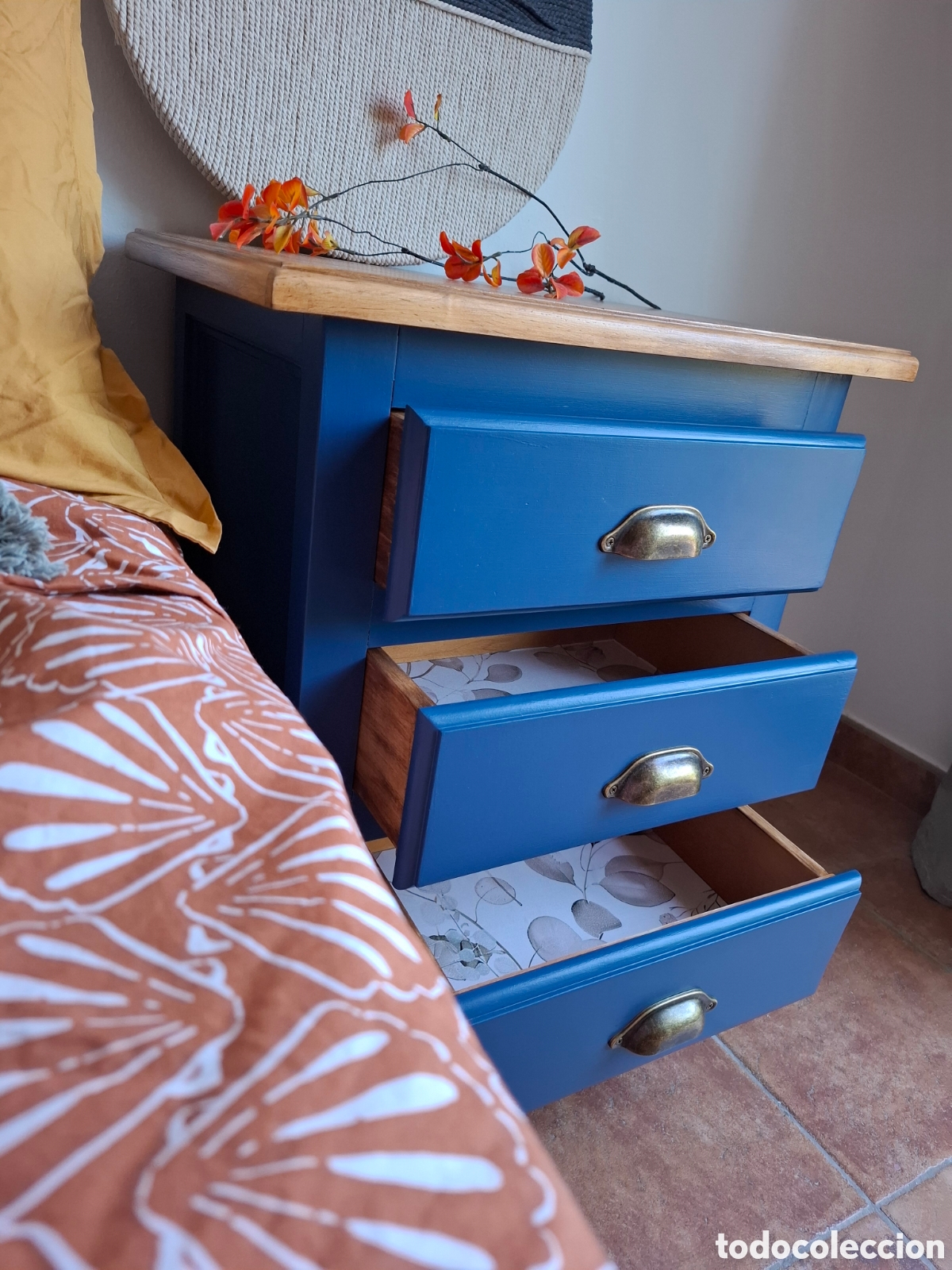 Segunda mano: Mesilla de noche o mesa auxiliar az&uacute;l - Foto 4