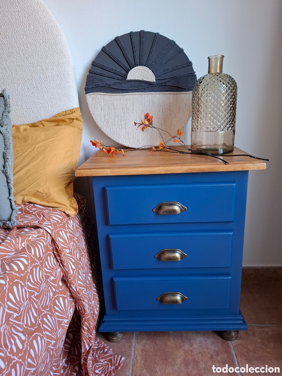 Segunda Mano: Mesita de noche o mesa auxiliar az&uacute;l