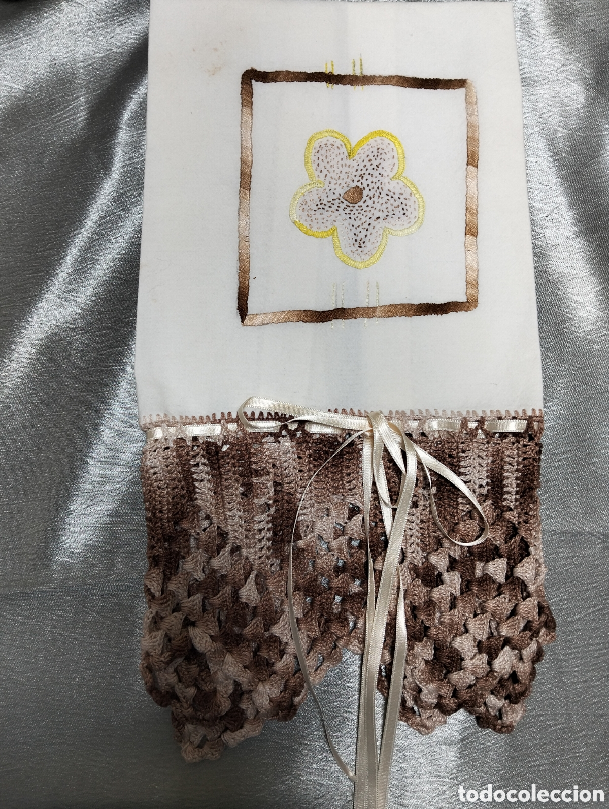 Seconda Mano: Toalla bordadas de hilo ganchillo hecho a mano.