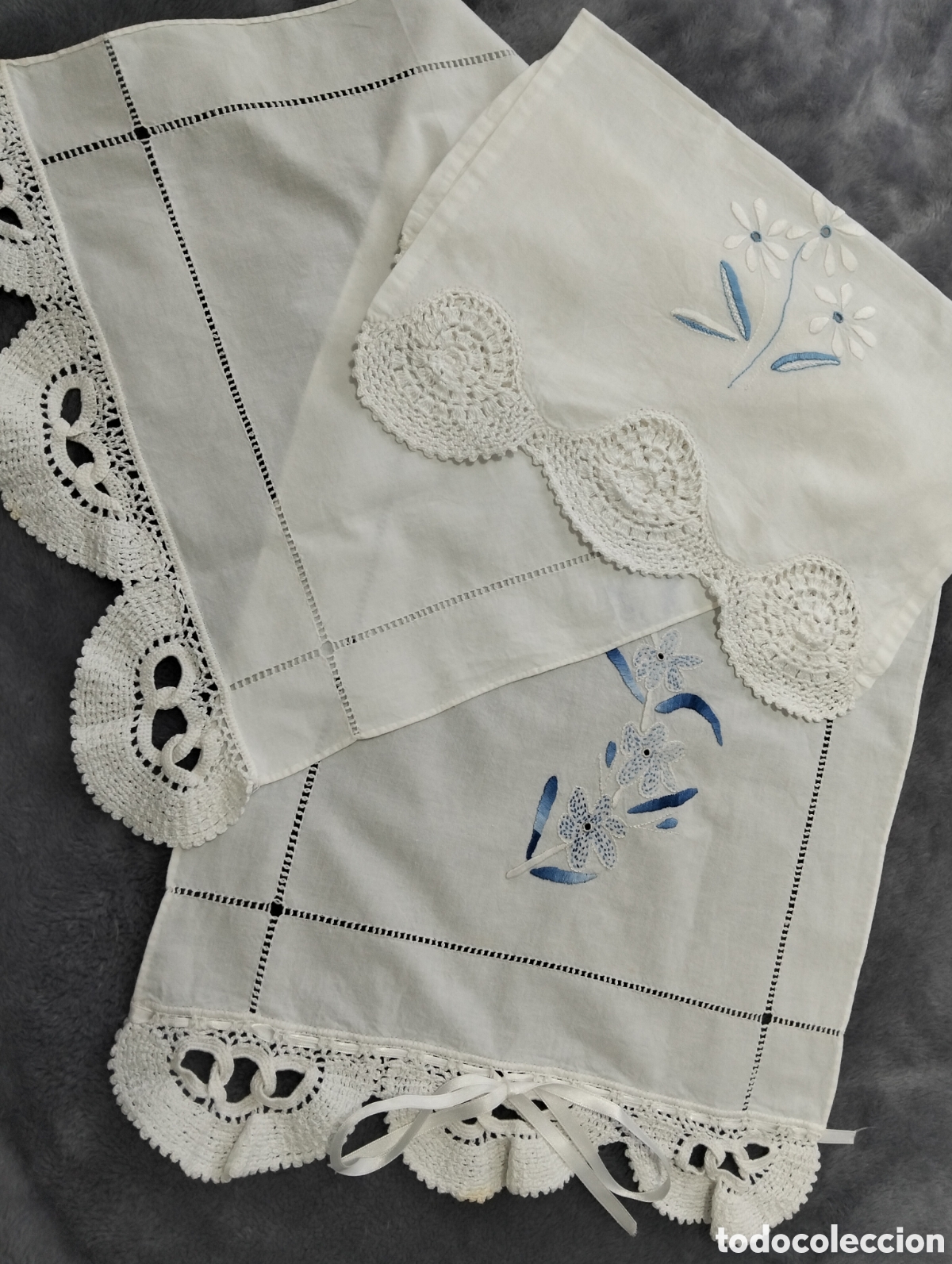 Segunda Mano: Toalla Hilo un delicado bordado floral en tonos azules y acabados de encaje artesanal