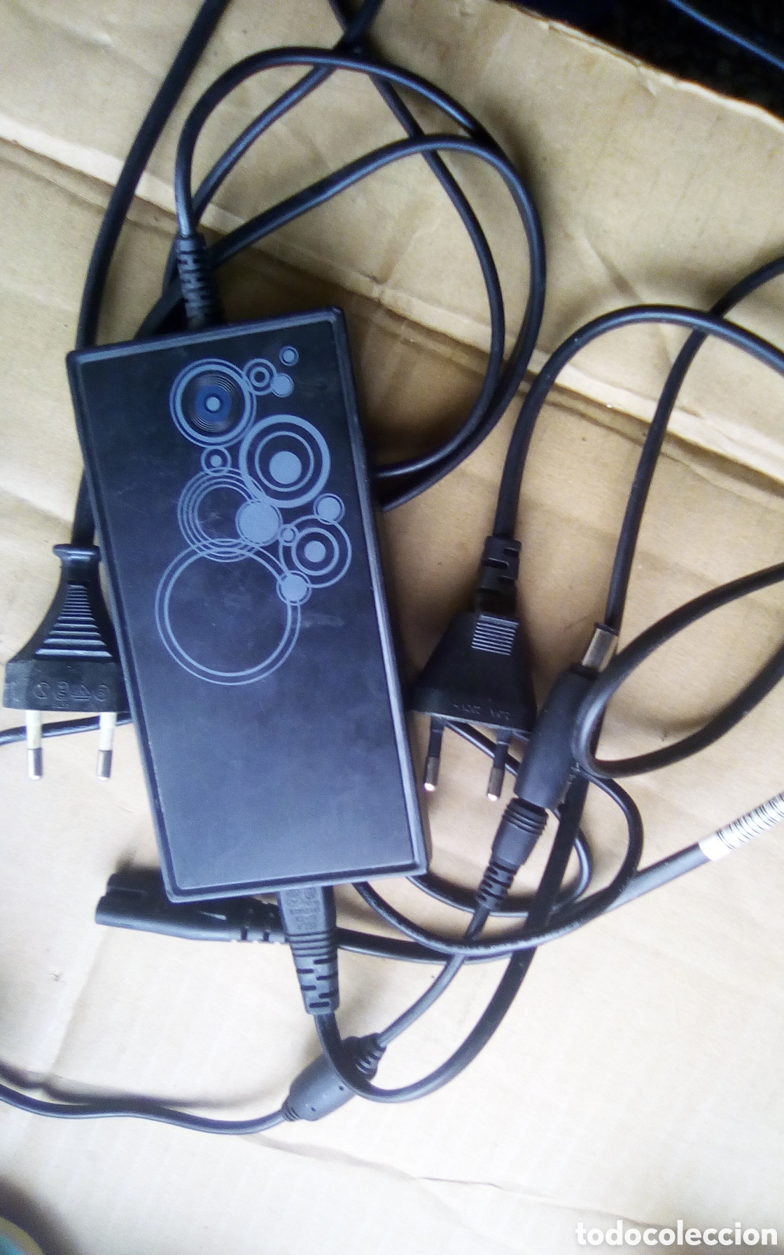 Segunda Mano: Adaptador de corriente, fuente alimentaci&oacute;n para port&aacute;til. Carrefour CPS01 (HKA09019047-8E).