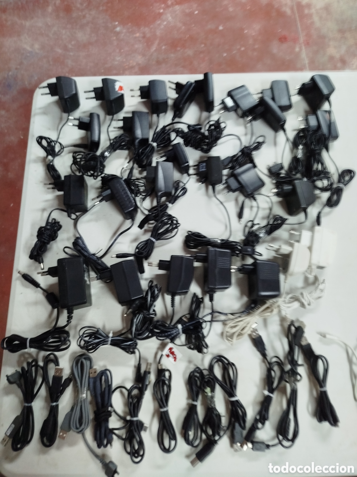 Segunda Mano: Lote compuesto de 19 cargadores antiguos de m&oacute;vil, 7 adaptadores y 13 cables para m&oacute;viles