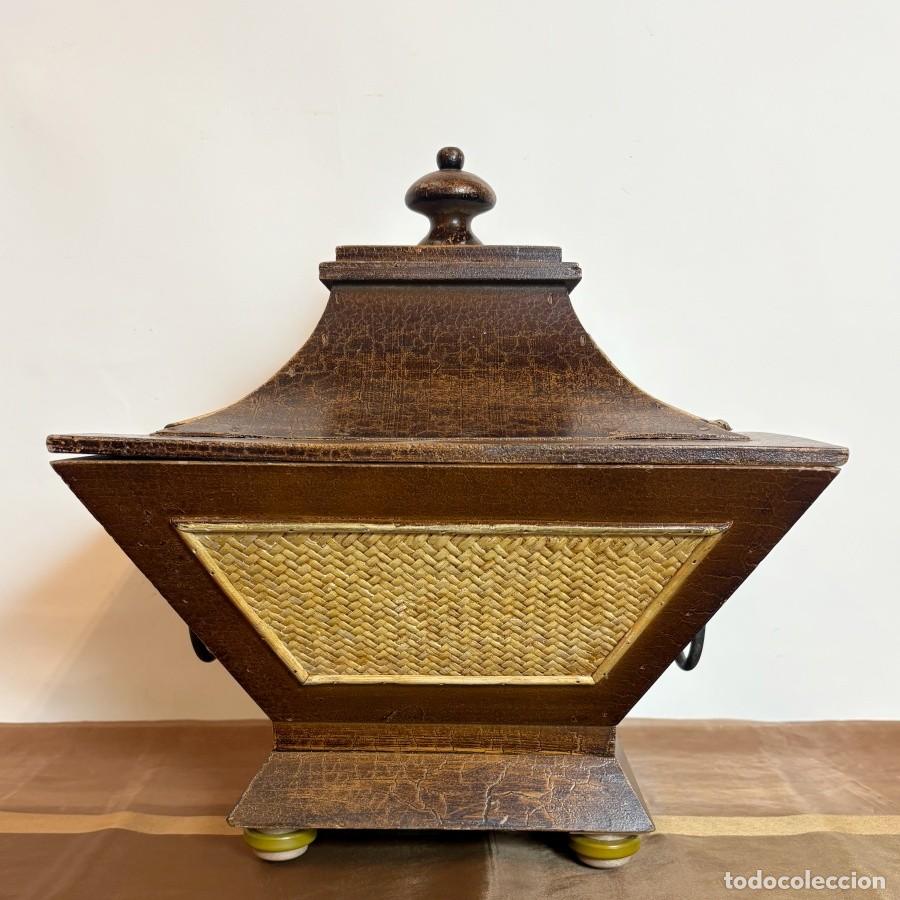 Segunda Mano: Caja de Madera con Asas de Hierro