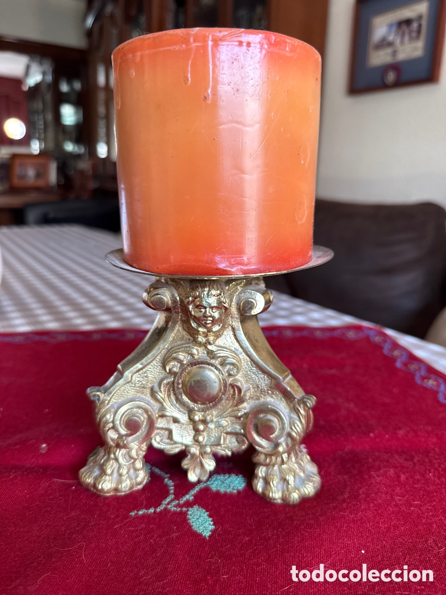 Segunda Mano: Portavelas o candelabro decorativo de estilo ornamental con base met&aacute;lica y vela.