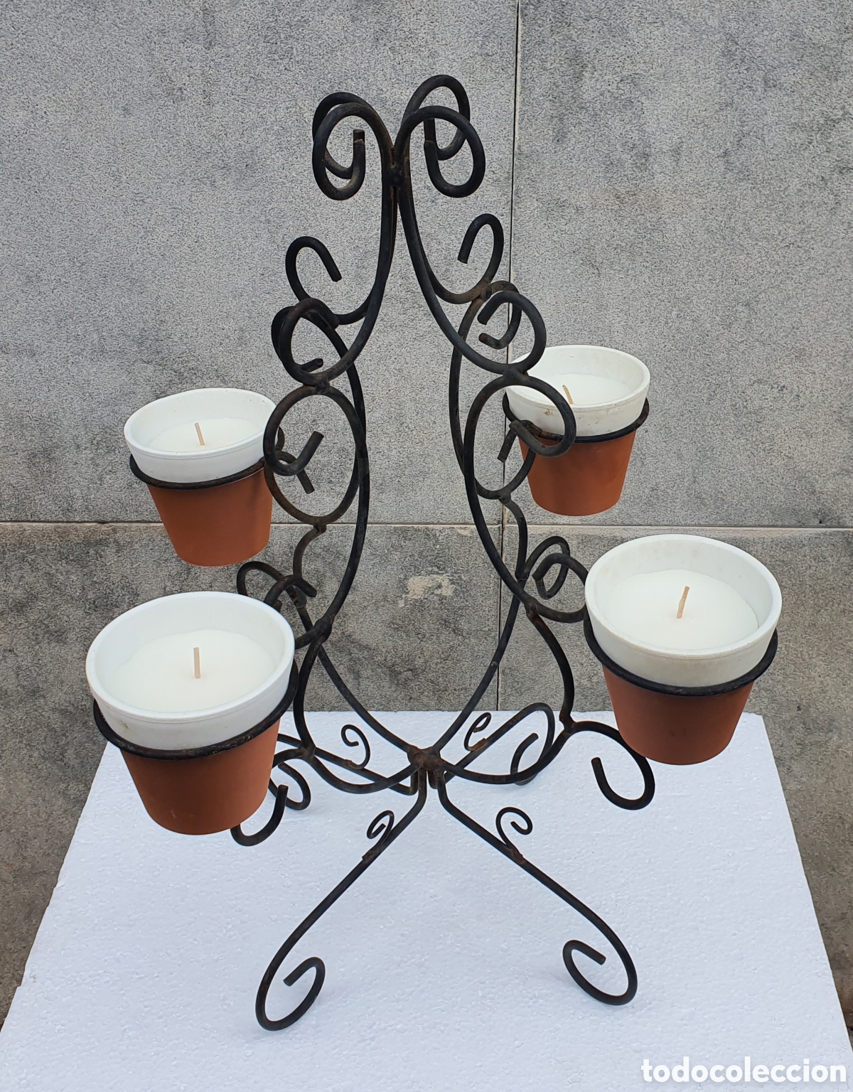 Segunda Mano: CANDELABRO DE HIERRO CON CAPACIDAD PARA CUATRO VELAS