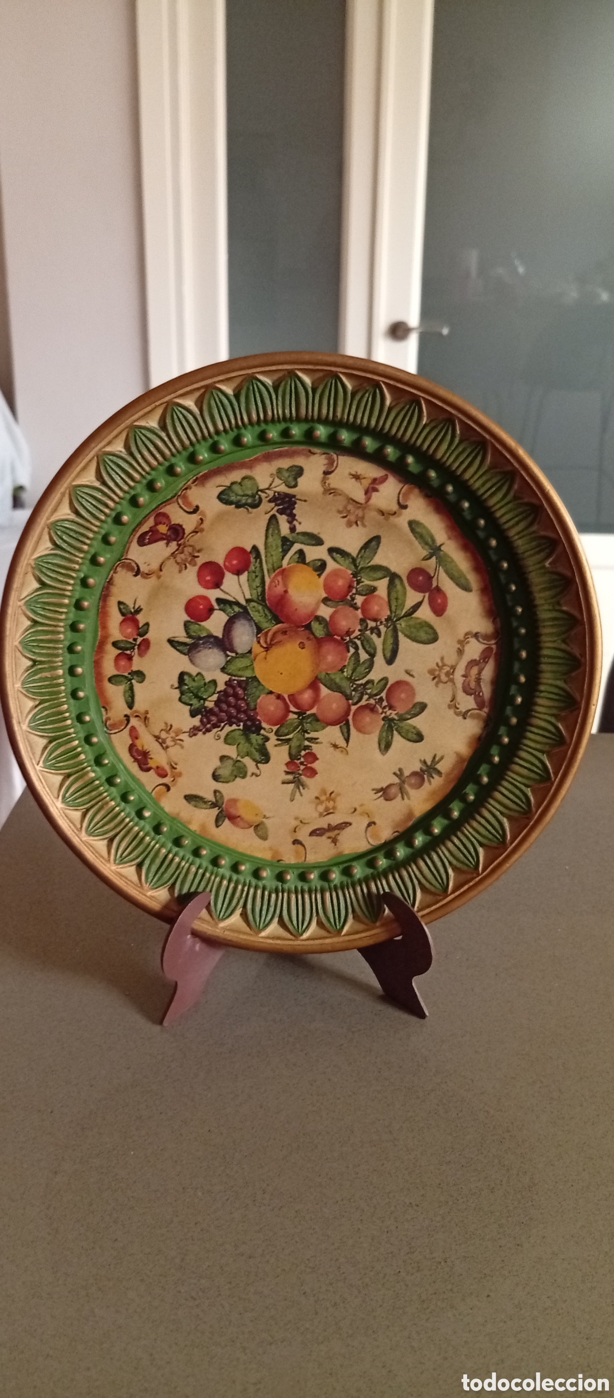 Segunda Mano: Plato decorativo vintage, estilo cl&aacute;sico con soporte de madera