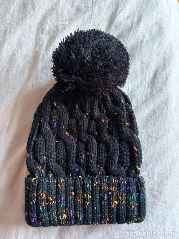 Segunda Mano: GORRO DE INVIERNO COLOR NEGRO JASPEADO DE COLORES