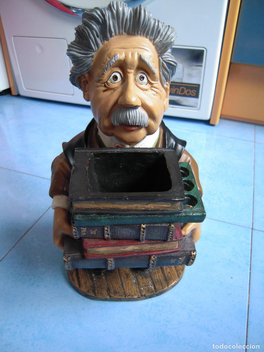 Segunda Mano: Figura Albert Einstein con caja y portal&aacute;pices