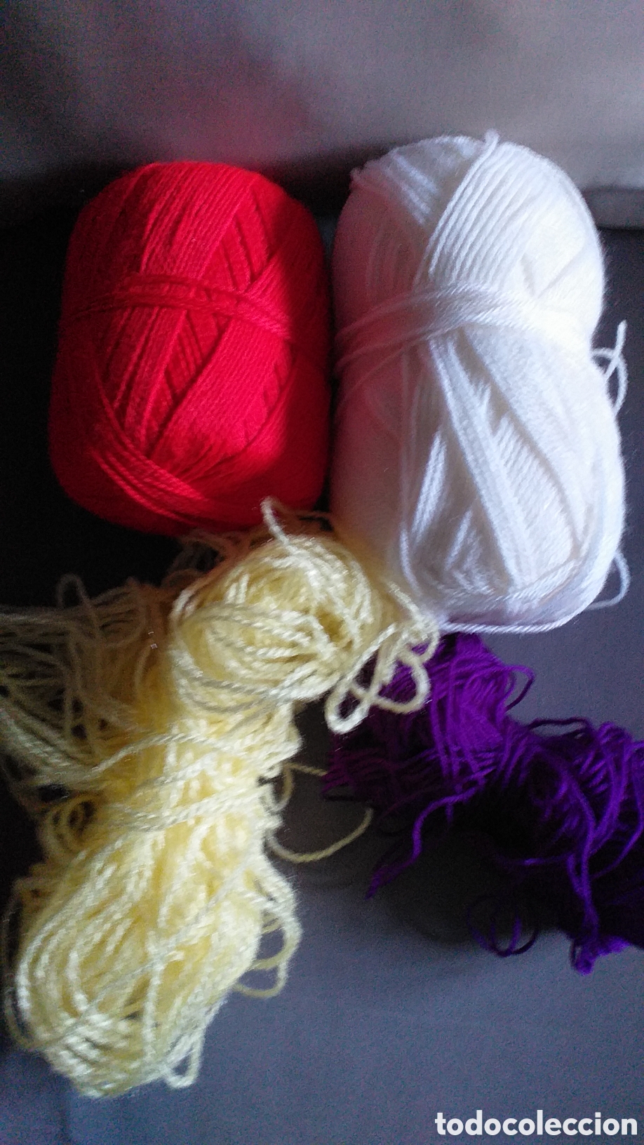 Segunda Mano: 2 ovillos de lana y peque&ntilde;os restos de otras para # ARTESANIA O MANUALIDADES #