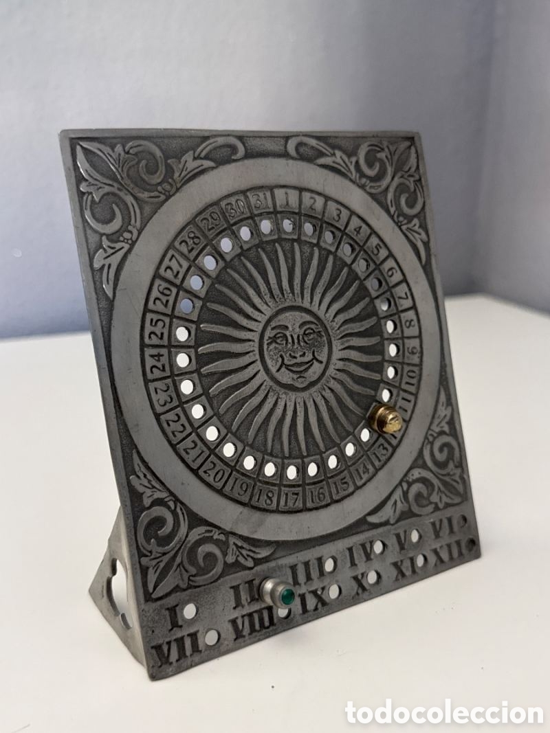 Segunda Mano: Calendario perpetuo de peltre 95% vintage &ndash; Dise&ntilde;o sol