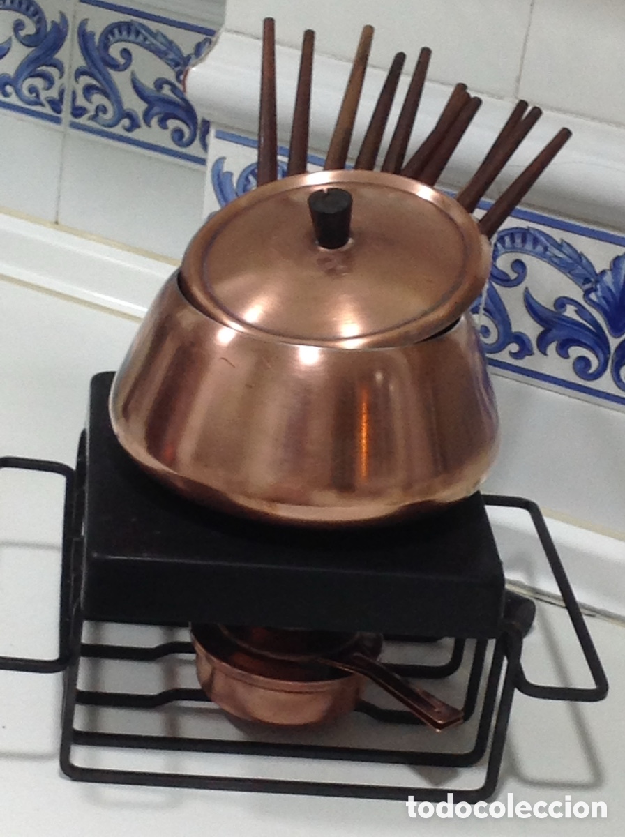 Second-Hand: Fondeau cobre con 12 tenedores largos y 6 platos para salsas y carne