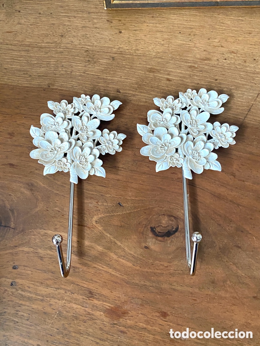 Segunda Mano: Dos colgadores shabby chic, detalle floral en blanco envejecido