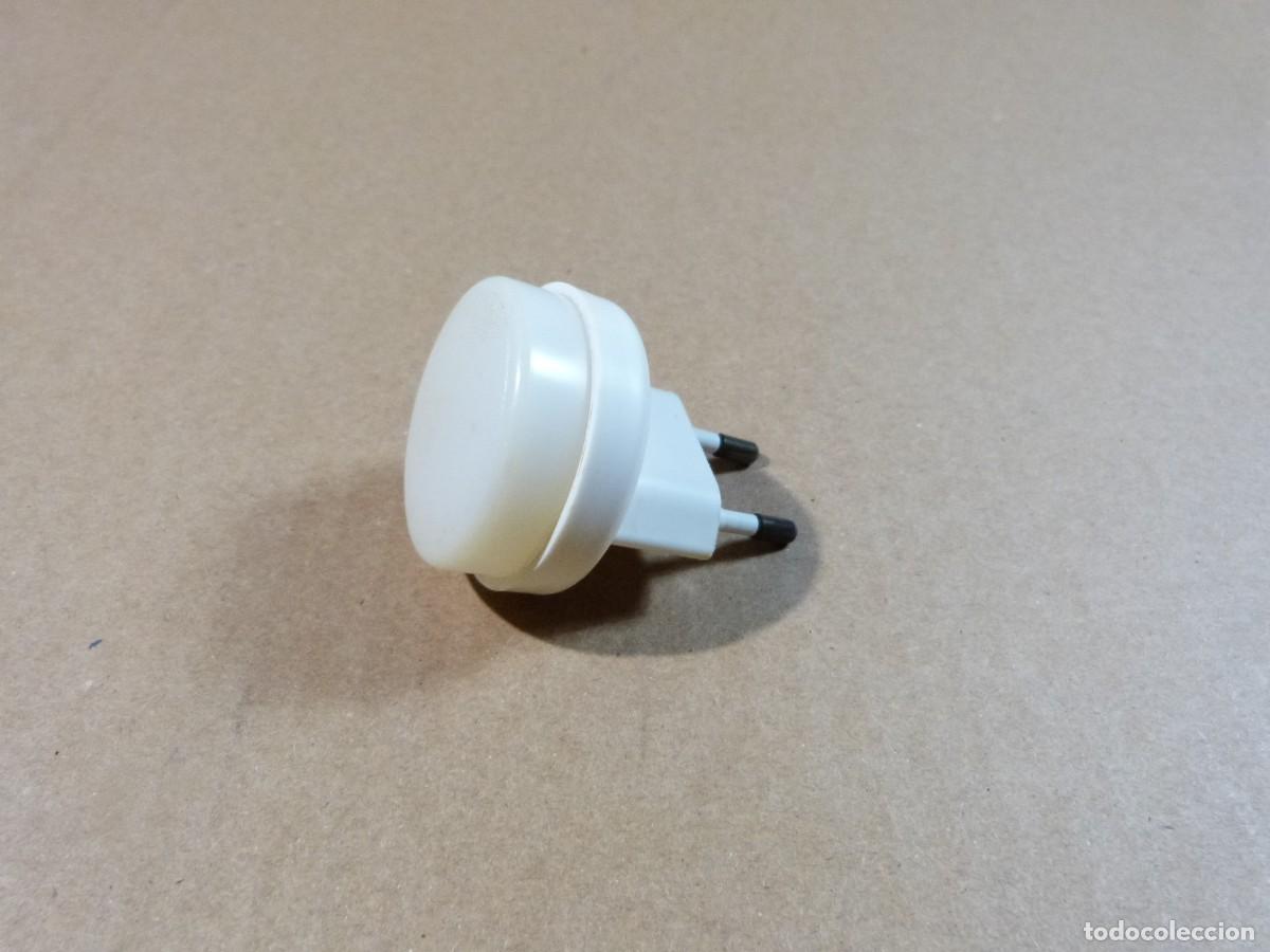 Segunda Mano: Antigua lampara de posicion para enchufe Luz de Noche con forma redonda Philips GH3/03 220V